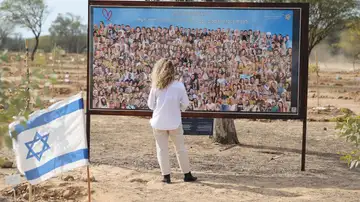 Una mujer se encuentra frente a un tablero con imágenes de las víctimas en el sitio conmemorativo de las víctimas del 07 de octubre de 2023. Una mujer se encuentra frente a un tablero con imágenes de las víctimas en el sitio conmemorativo de las víctimas del 07 de octubre de 2023.