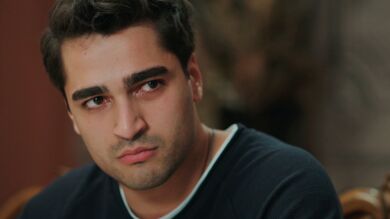 Halis estalla contra Ferit tras descubrir su mentira y lo humilla frente a todos: “¡Eres un sinvergüenza!” 