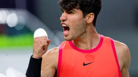 Carlos Alcaraz celebra su victoria en el Masters de Shanghái Carlos Alcaraz celebra su victoria en el Masters de Shanghái