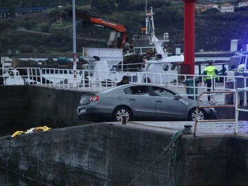 Imagen del coche rescatado del mar en Pontevedra