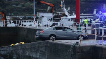 Imagen del coche rescatado del mar en Pontevedra