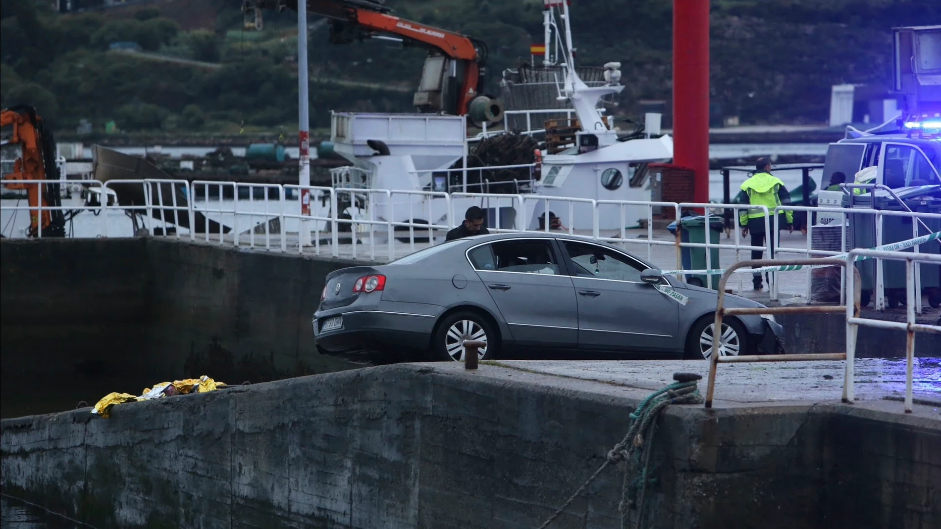 Imagen del coche rescatado del mar en Pontevedra Imagen del coche rescatado del mar en Pontevedra