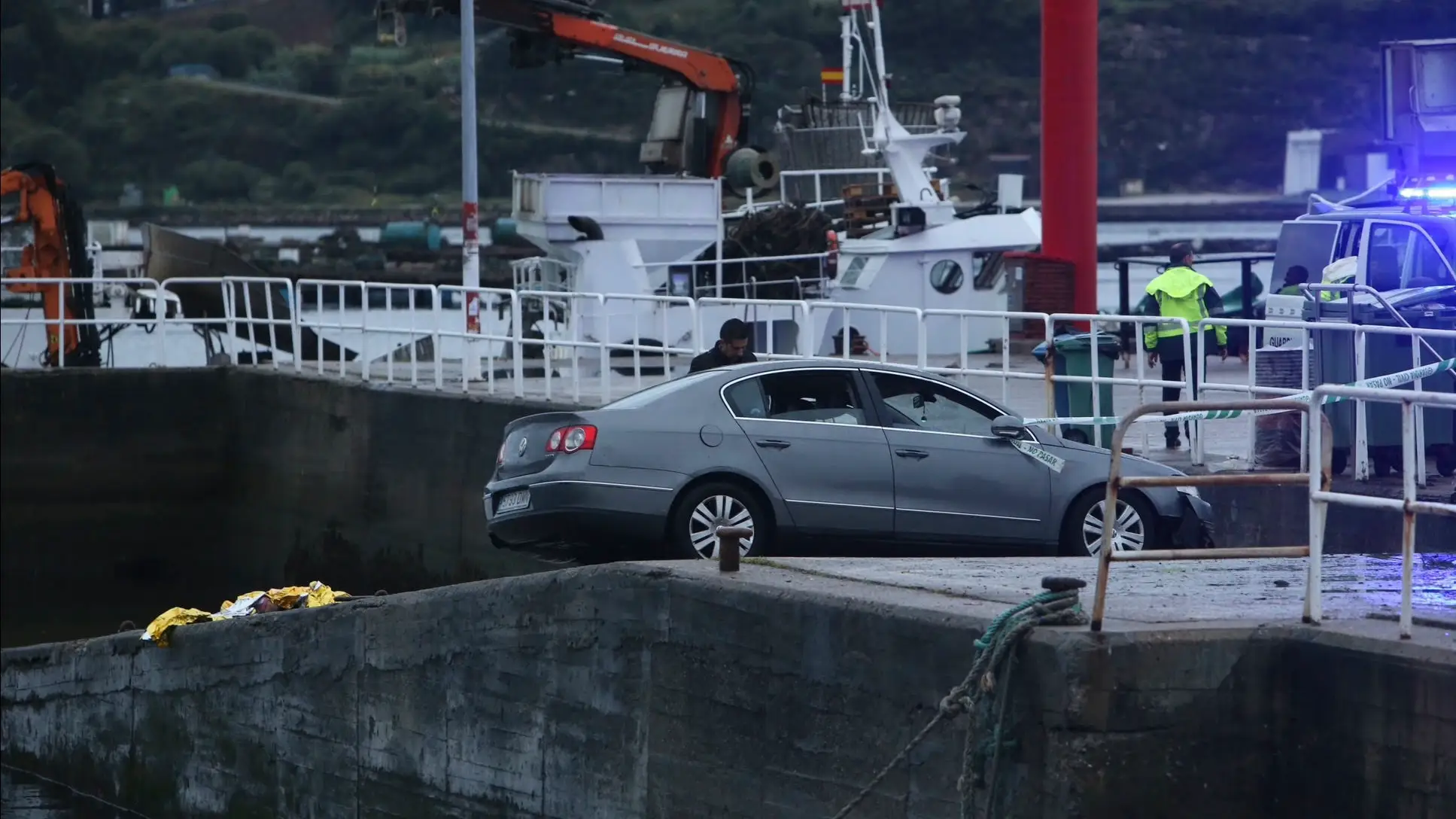 Imagen del coche rescatado del mar en Pontevedra Imagen del coche rescatado del mar en Pontevedra