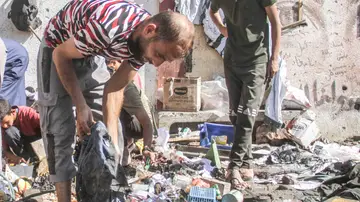 Palestinos inspeccionan los daños causados por un ataque israelí Palestinos inspeccionan los daños causados por un ataque israelí