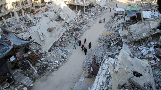 Los palestinos avanzan entre los escombros de las casas destruidas en la ofensiva militar de Israel, en medio del conflicto en curso entre Israel y Hamas , en el norte de la Franja de Gaza