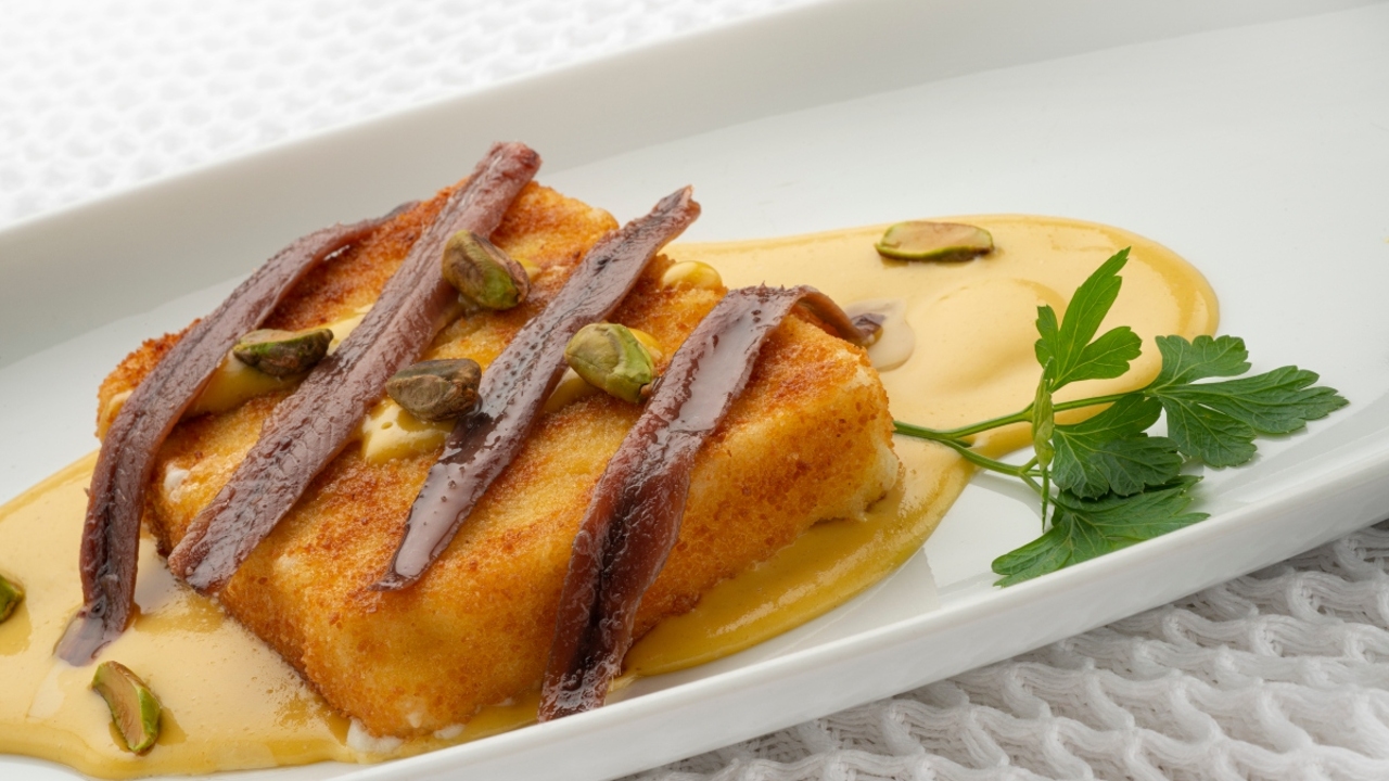 Joseba Arguiñano sorprende con su queso feta frito con vinagreta César y miel Joseba Arguiñano sorprende con su queso feta frito con vinagreta César y miel