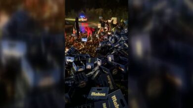 Decenas de jóvenes revolucionados tras el vuelco de un camión de cerveza en Cantabria
