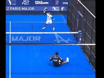 Momento del golpe de Coello desde el suelo en la final del París Major