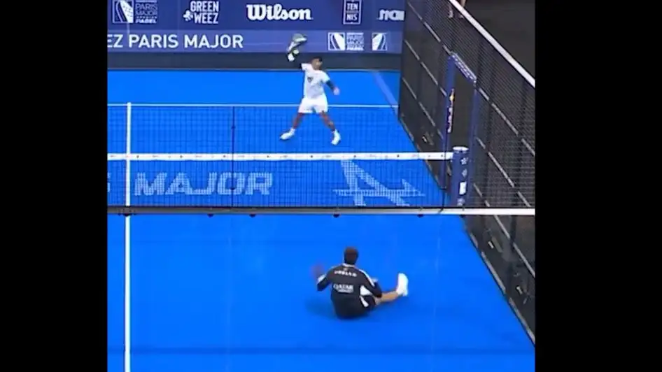Momento del golpe de Coello desde el suelo en la final del Par&iacute;s Major