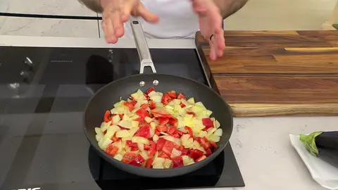 Pela el pimiento, córtalos en dados e incorpóralo Pela el pimiento, córtalos en dados e incorpóralo