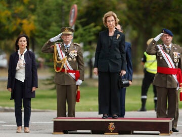 La ministra de Defensa, Margarita Robles y la reina Sofía en la base aérea de Torrejón de Ardoz en Madrid