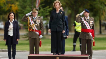 La ministra de Defensa, Margarita Robles y la reina Sofía en la base aérea de Torrejón de Ardoz en Madrid