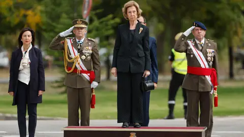 La ministra de Defensa, Margarita Robles y la reina Sofía en la base aérea de Torrejón de Ardoz en Madrid La ministra de Defensa, Margarita Robles y la reina Sofía en la base aérea de Torrejón de Ardoz en Madrid