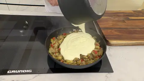 Vierte la bechamel sobre las hortalizas Vierte la bechamel sobre las hortalizas