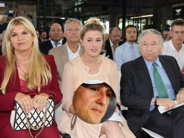 La mujer y la hija de Schumacher acompañadas de Jean Todt en un evento en 2022