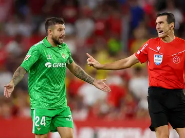 Aitor Ruibal protesta una acción a Martínez Munuera en el Pizjuán Aitor Ruibal protesta una acción a Martínez Munuera en el Pizjuán