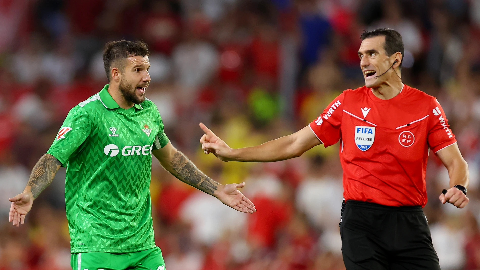Aitor Ruibal protesta una acción a Martínez Munuera en el Pizjuán Aitor Ruibal protesta una acción a Martínez Munuera en el Pizjuán