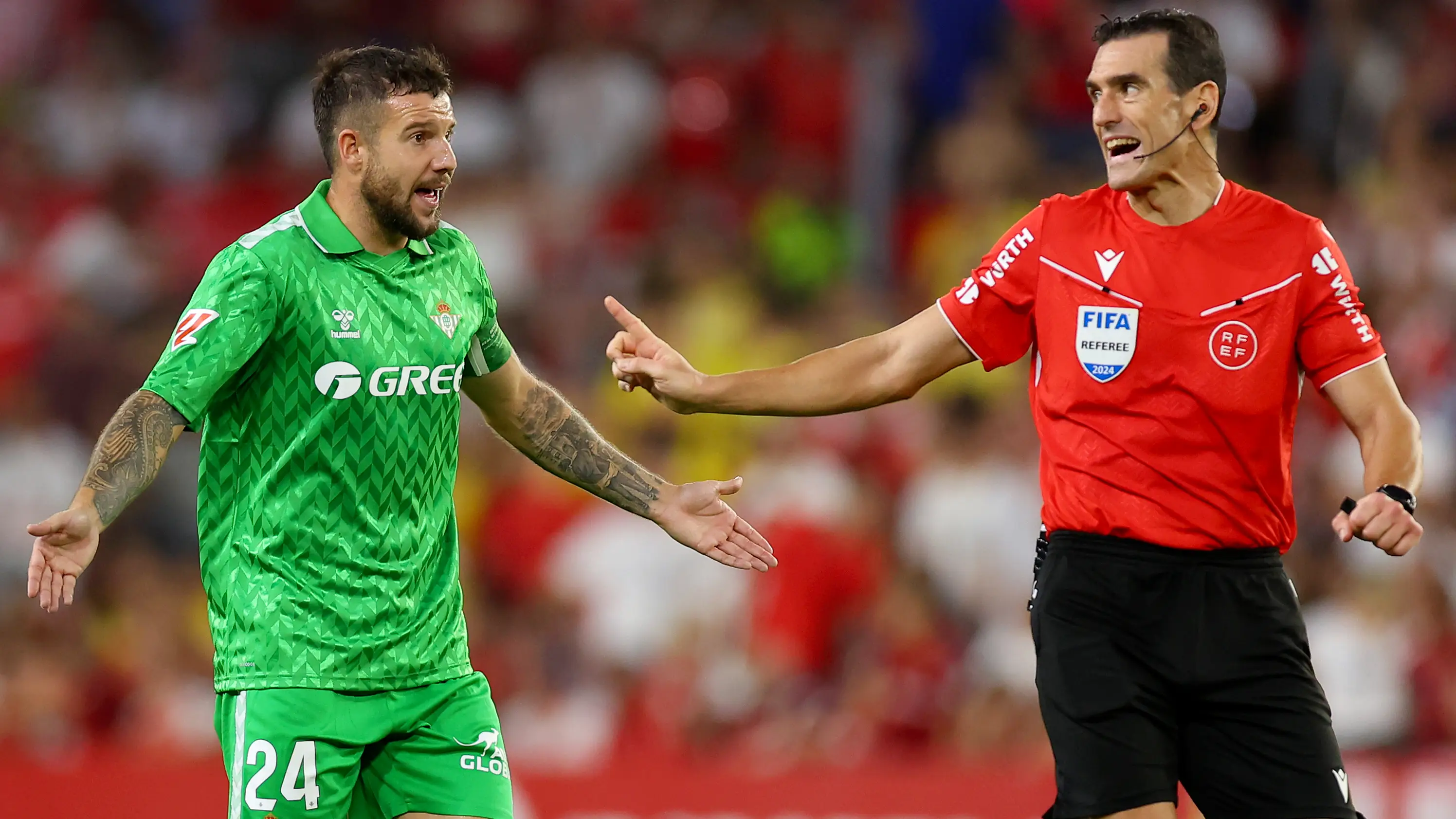 Aitor Ruibal protesta una acción a Martínez Munuera en el Pizjuán Aitor Ruibal protesta una acción a Martínez Munuera en el Pizjuán