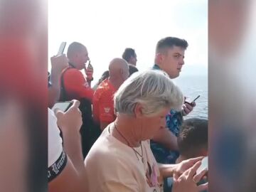 Sorpresa de los pasajeros de un ferry al ver una patera