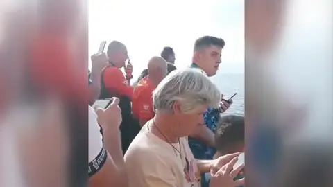 Sorpresa de los pasajeros de un ferry al ver una patera Sorpresa de los pasajeros de un ferry al ver una patera