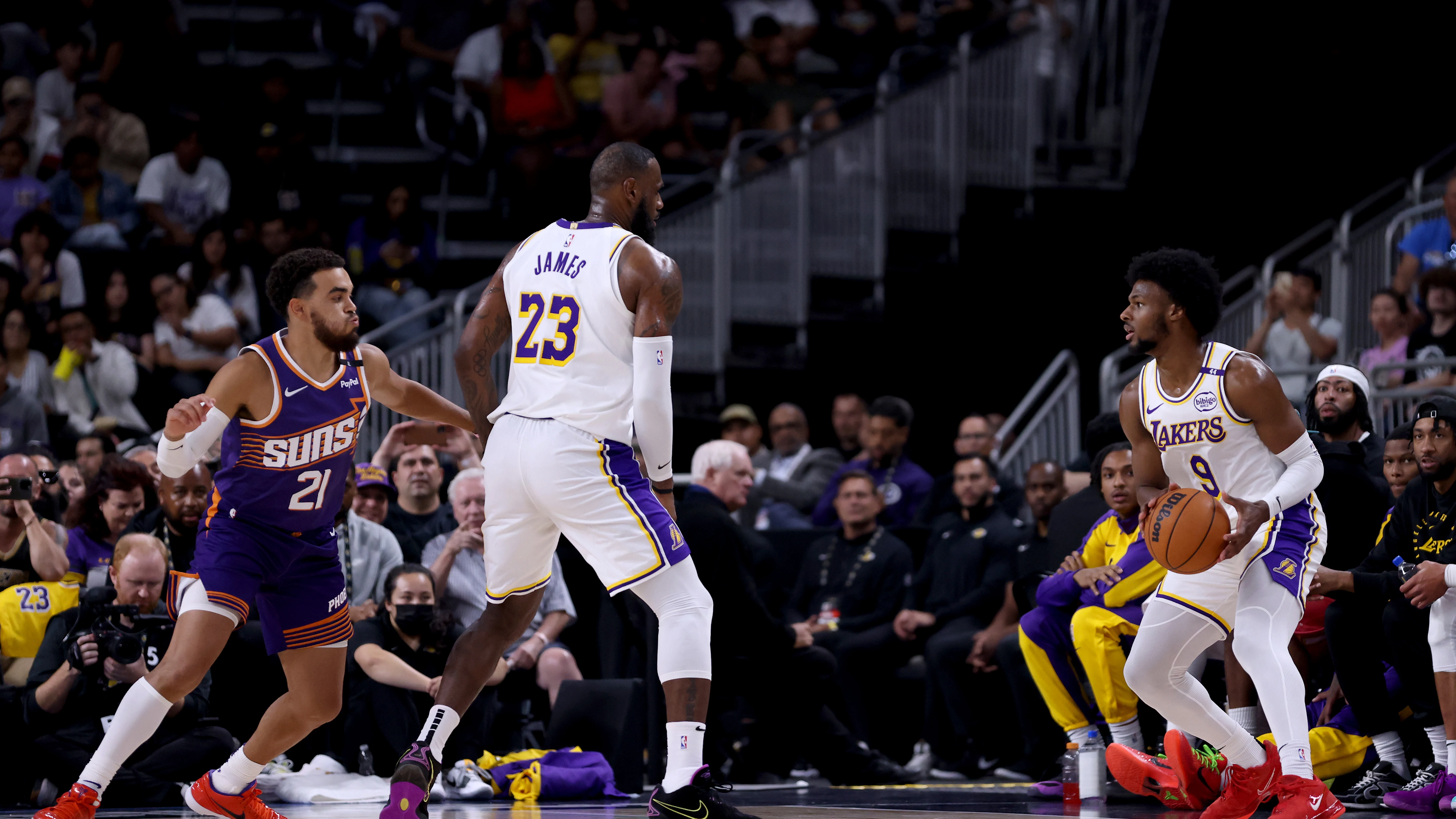 Antena 3 Deportes (07-10-24) LeBron y Bronny James hacen historia en la NBA: primera vez que padre e hijo disputan juntos un partido de pretemporada Antena 3 Deportes (07-10-24) LeBron y Bronny James hacen historia en la NBA: primera vez que padre e hijo disputan juntos un partido de pretemporada