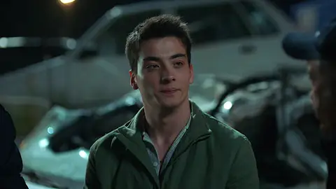 ¡En el último momento! Ömer y Sarp son rescatados gracias a la astucia del joven Eren ¡En el último momento! Ömer y Sarp son rescatados gracias a la astucia del joven Eren
