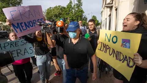 Uno de los condenados por prostitución de menores a su llegada a la vistilla Uno de los condenados por prostitución de menores a su llegada a la vistilla