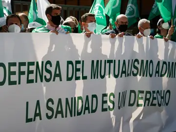 La falta de acuerdo entre el Gobierno y las empresas de seguros DKV, Asisa y SegurCaixa Adeslas para desbloquear la negociación del convenio para 2025 y 2026, podría dejar sin servicio a 1,5 millones de asegurados si estas compañías cumplen su amenaza de abandonar el concierto La falta de acuerdo entre el Gobierno y las empresas de seguros DKV, Asisa y SegurCaixa Adeslas para desbloquear la negociación del convenio para 2025 y 2026, podría dejar sin servicio a 1,5 millones de asegurados si estas compañías cumplen su amenaza de abandonar el concierto