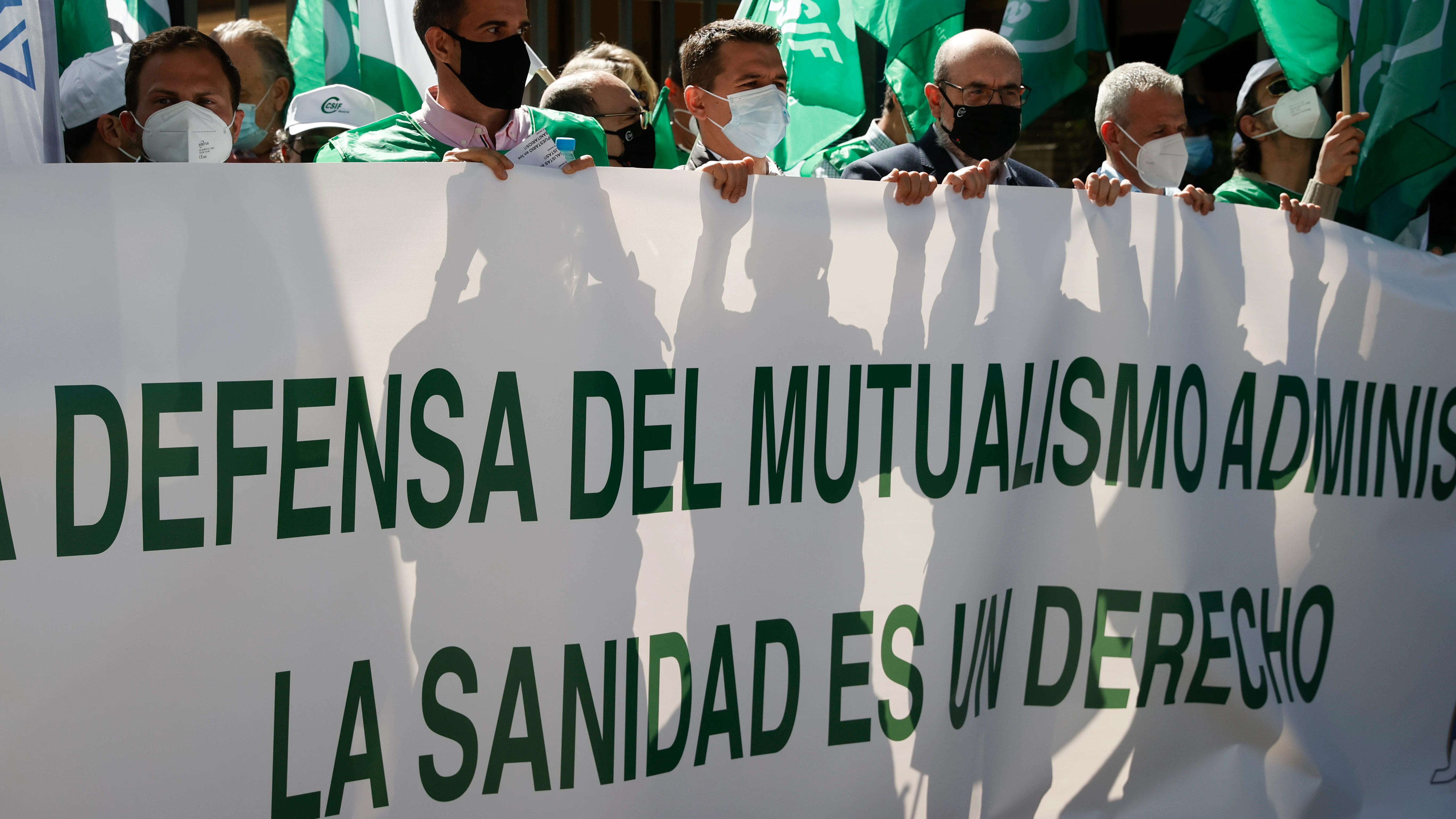 La falta de acuerdo entre el Gobierno y las empresas de seguros DKV, Asisa y SegurCaixa Adeslas para desbloquear la negociación del convenio para 2025 y 2026, podría dejar sin servicio a 1,5 millones de asegurados si estas compañías cumplen su amenaza de abandonar el concierto La falta de acuerdo entre el Gobierno y las empresas de seguros DKV, Asisa y SegurCaixa Adeslas para desbloquear la negociación del convenio para 2025 y 2026, podría dejar sin servicio a 1,5 millones de asegurados si estas compañías cumplen su amenaza de abandonar el concierto