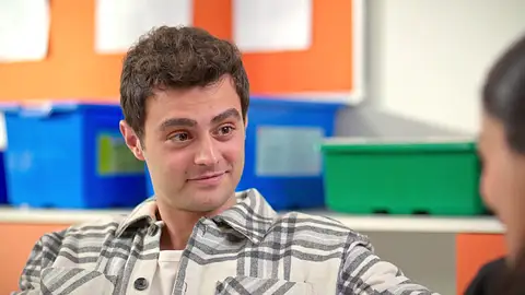 Ömer y Süsen imaginan cómo se habrían conocido si sus caminos no se hubieran cruzado Ömer y Süsen imaginan cómo se habrían conocido si sus caminos no se hubieran cruzado