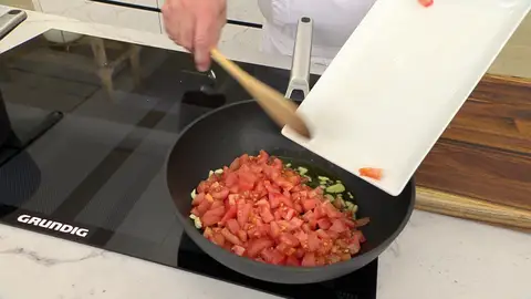 Pela los tomates, córtalos en dados, incorpóralos a la sartén Pela los tomates, córtalos en dados, incorpóralos a la sartén