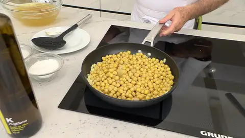 Cuando empiecen a dorarse, agrega los garbanzos Cuando empiecen a dorarse, agrega los garbanzos