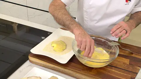 Reboza las setas con huevo batido y pan rallado Reboza las setas con huevo batido y pan rallado