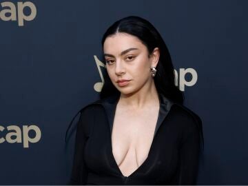 Charli XCX ha rodado una película en secreto en Polonia, Erupcja