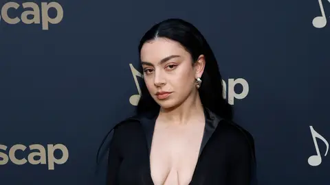 Charli XCX ha rodado una película en secreto en Polonia, Erupcja Charli XCX ha rodado una película en secreto en Polonia, Erupcja
