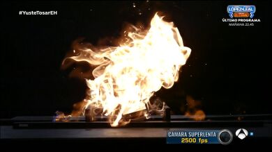 Marron impresiona a Carolina Yuste y Luis Tosar al demostrar la fuerza de los imanes: 