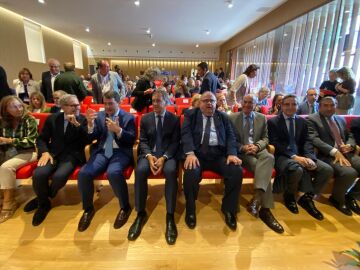 El presidente de la Junta y el consejero de Sanidad en el encuentro celebrado en Salamanca por la AECC