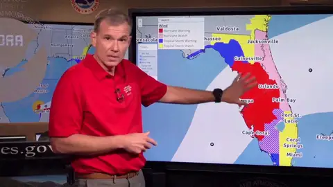 Jamie Rhome, subdirector del Centro Nacional de Huracanes Jamie Rhome, subdirector del Centro Nacional de Huracanes