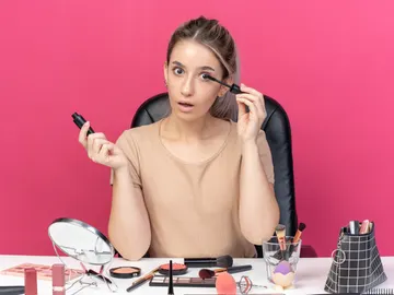 Mujer maquilándose Mujer maquilándose