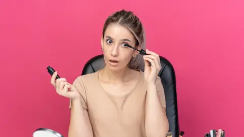 Mujer maquilándose Mujer maquilándose