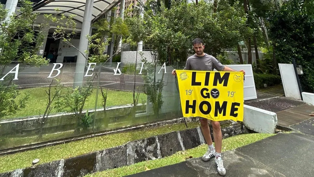 Una pareja española, retenida en Singapur por protestar contra el propietario del Valencia Una de las imágenes publicadas por el aficionado valencianista en su cuenta de X