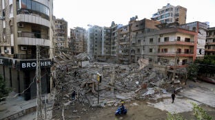 06 October 2024, Lebanon, Beirut: People inspect wreckage of a building that was flattened by Israeli air raids in Beirut southern suburb. Photo: Stringer/dpa 06/10/2024 ONLY FOR USE IN SPAIN