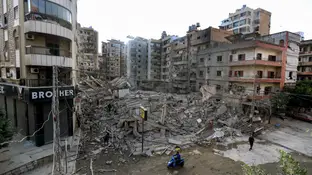 Lebanese-Israeli conflict - Beirut 06 October 2024, Lebanon, Beirut: People inspect wreckage of a building that was flattened by Israeli air raids in Beirut southern suburb. Photo: Stringer/dpa 06/10/2024 ONLY FOR USE IN SPAIN