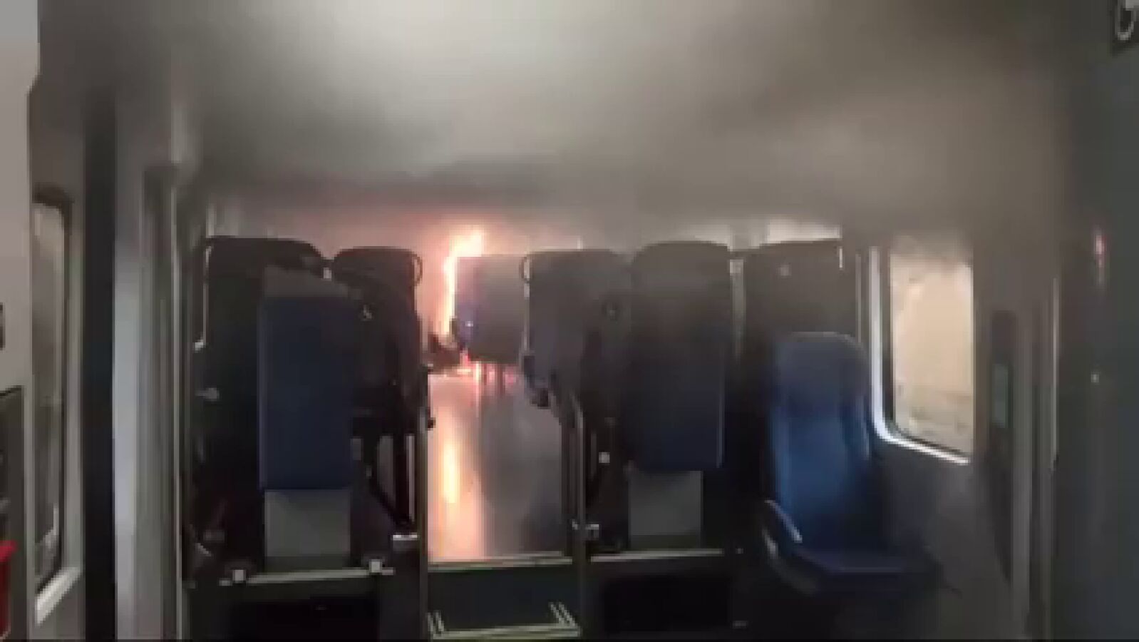 VÍDEO: Una avería eléctrica provoca un incendio en un tren en Barcelona
