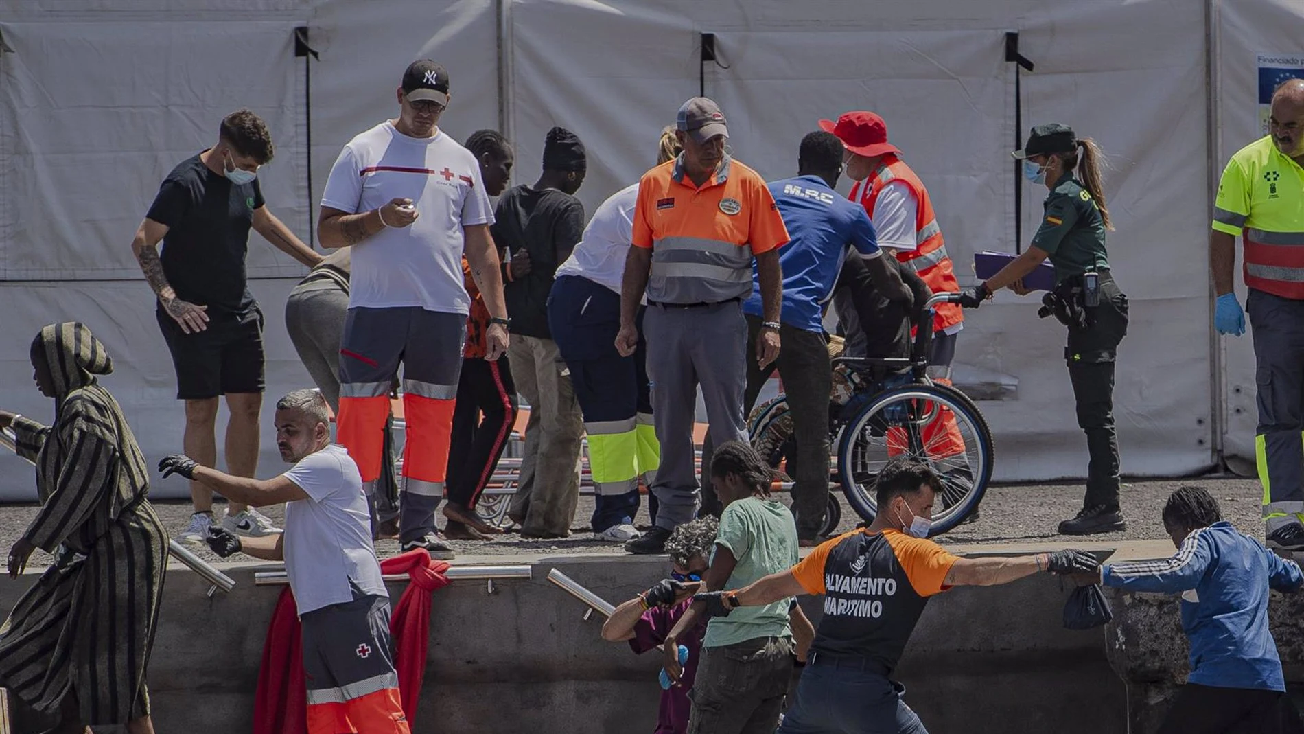Llegada de un cayuco a El Hierro Llegada de un cayuco a El Hierro