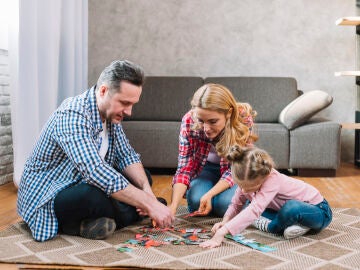 Familia jugando en la alfombra