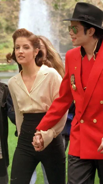 Lisa Marie Presley y Michael Jackson en 1995 Lisa Marie Presley y Michael Jackson en 1995