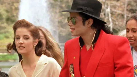 Lisa Marie Presley y Michael Jackson en 1995 Lisa Marie Presley y Michael Jackson en 1995