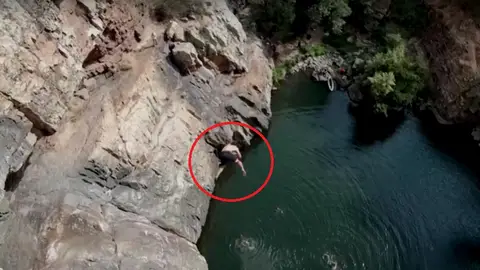 Côme Girardot, en plena caída para batir el récord del mundo de 'death diving' Côme Girardot, en plena caída para batir el récord del mundo de 'death diving'