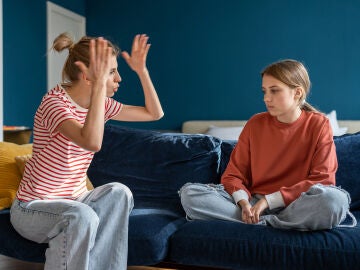 Una madre discute con su hija adolescente